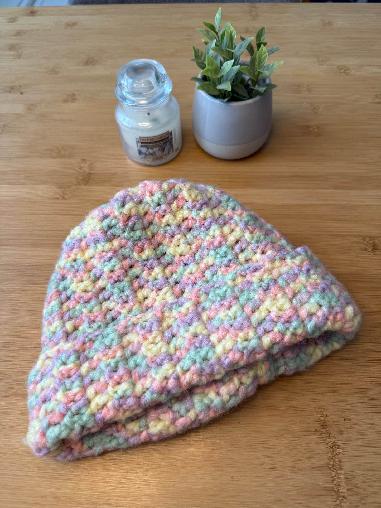 Háčkovaná barevná čepice