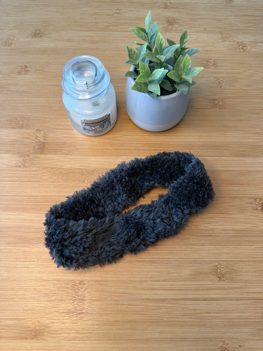 Šedá chlupatá čelenka