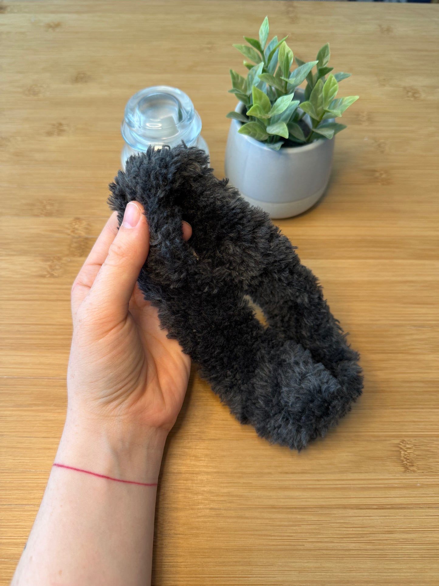 Šedá chlupatá čelenka