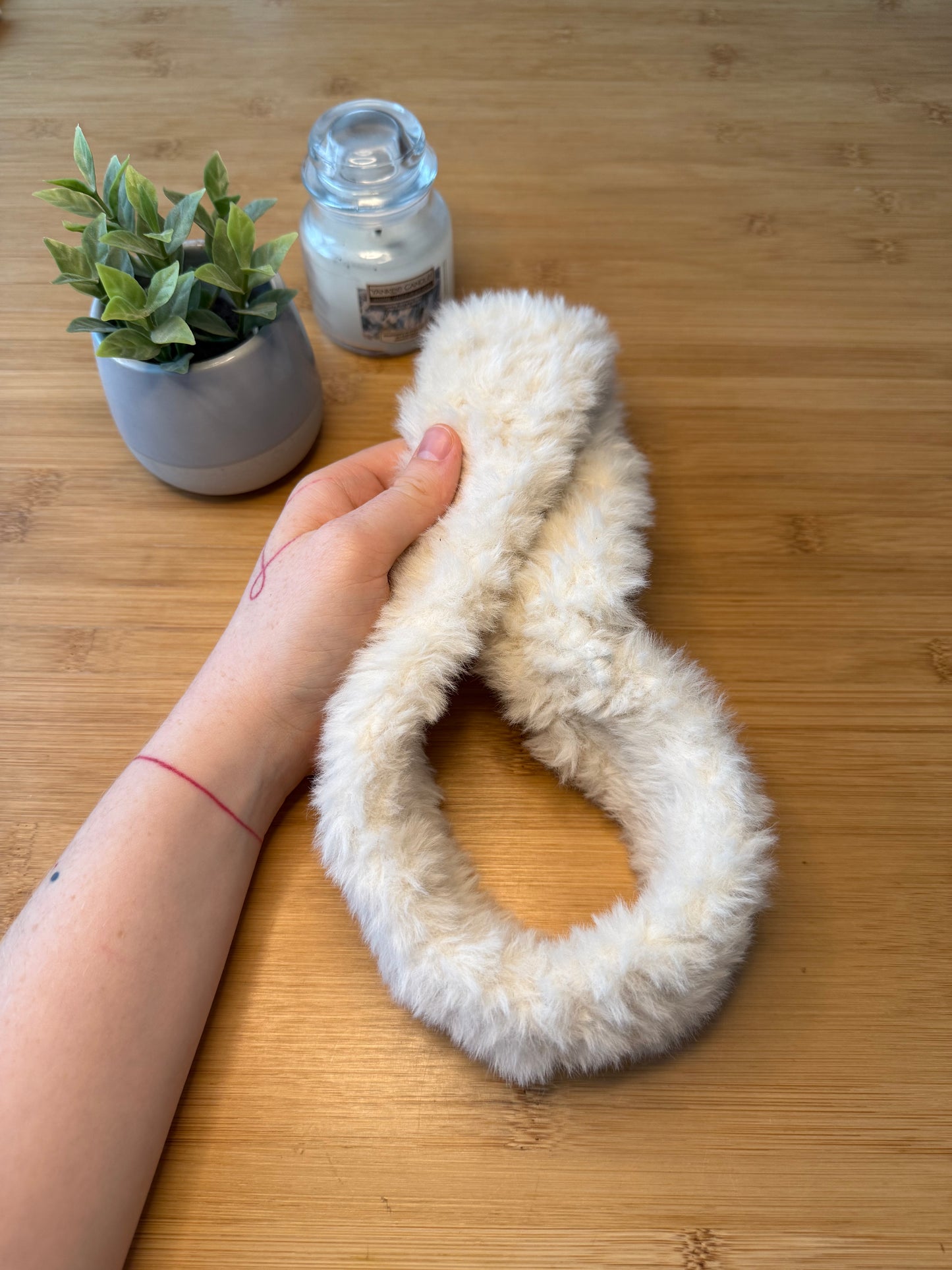 Bílá chlupatá čelenka