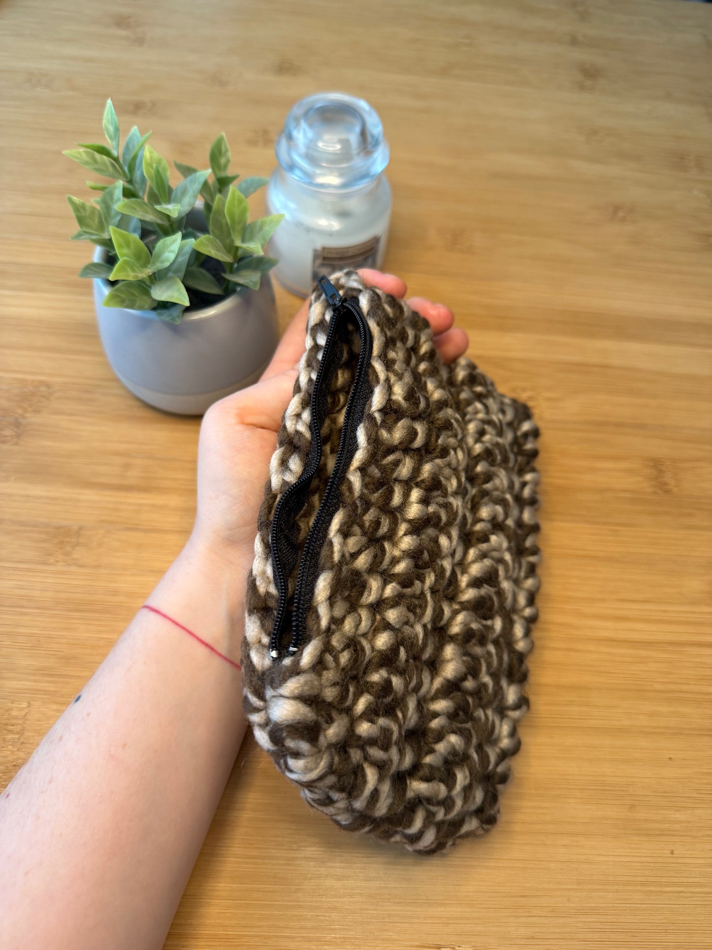 Háčkovaná taštička se zipem