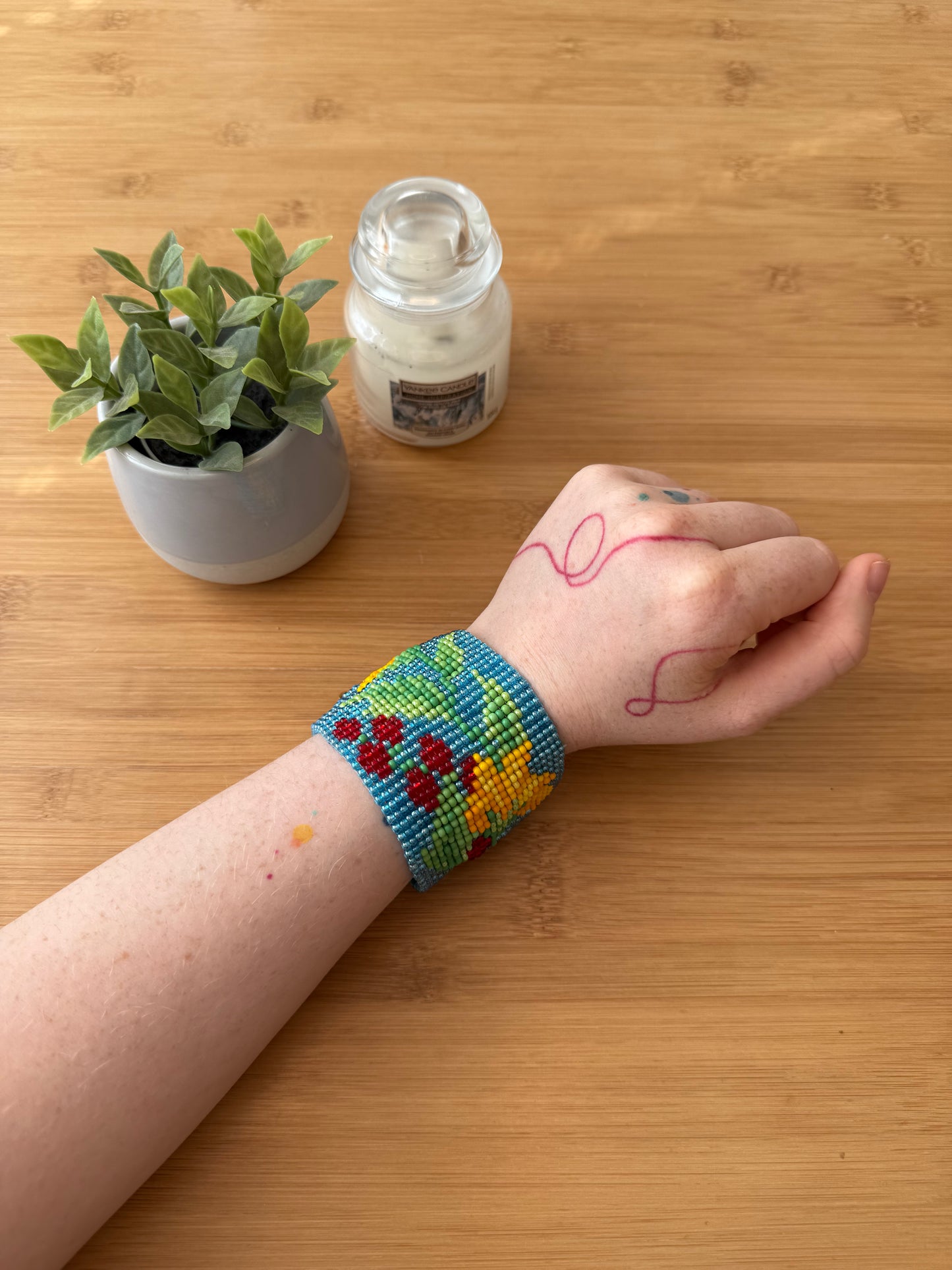 Náramek slunečnice na modrém pozadí