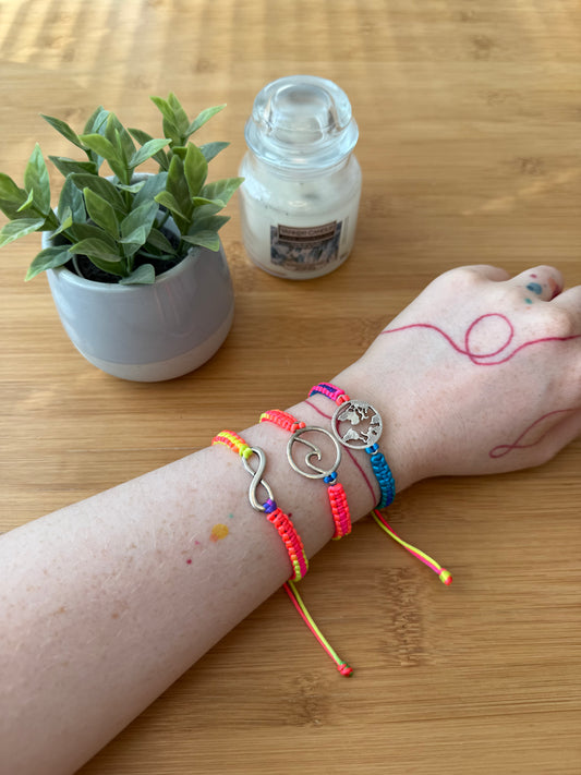 Náramek z uzlíků s přívěskem barevný