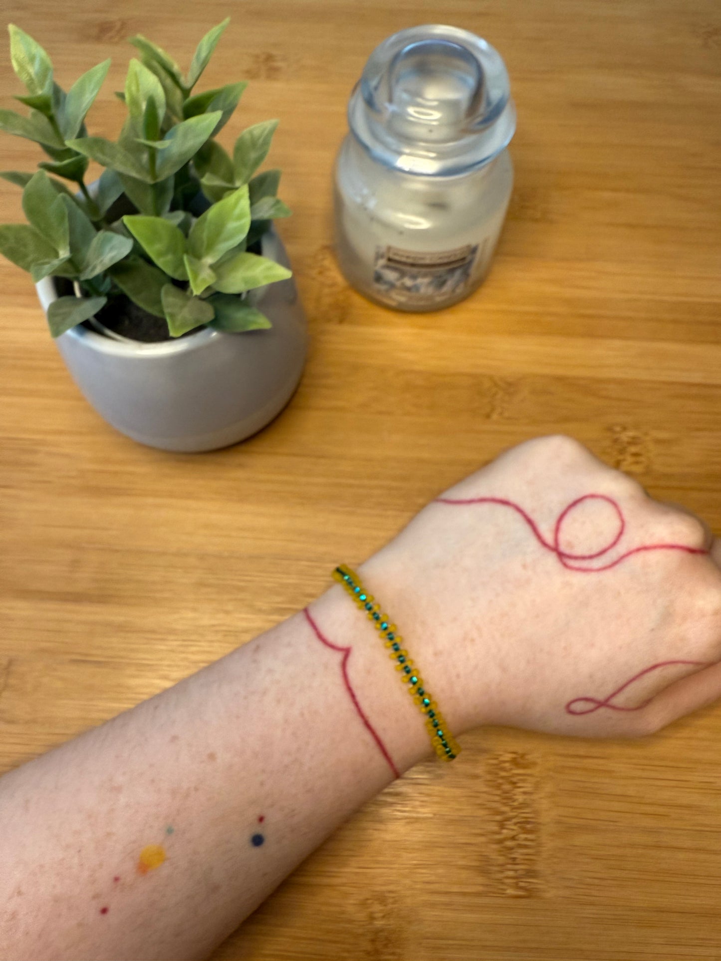 Úzký plochý korálkový náramek dva druhy