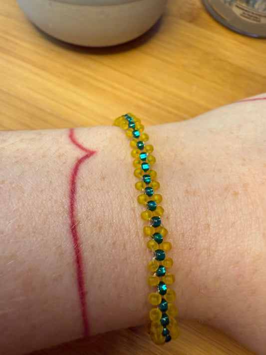 Úzký plochý korálkový náramek dva druhy