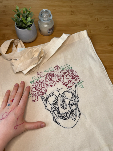 Taška s výšivkou lebky