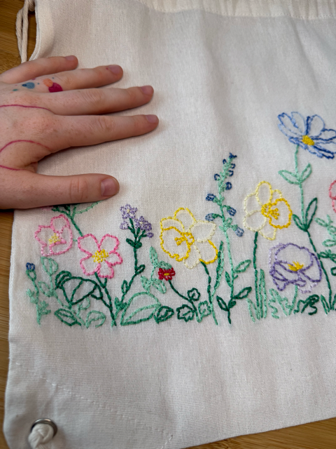 Vak s květinovou výšivkou