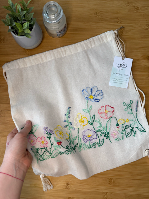 Vak s květinovou výšivkou