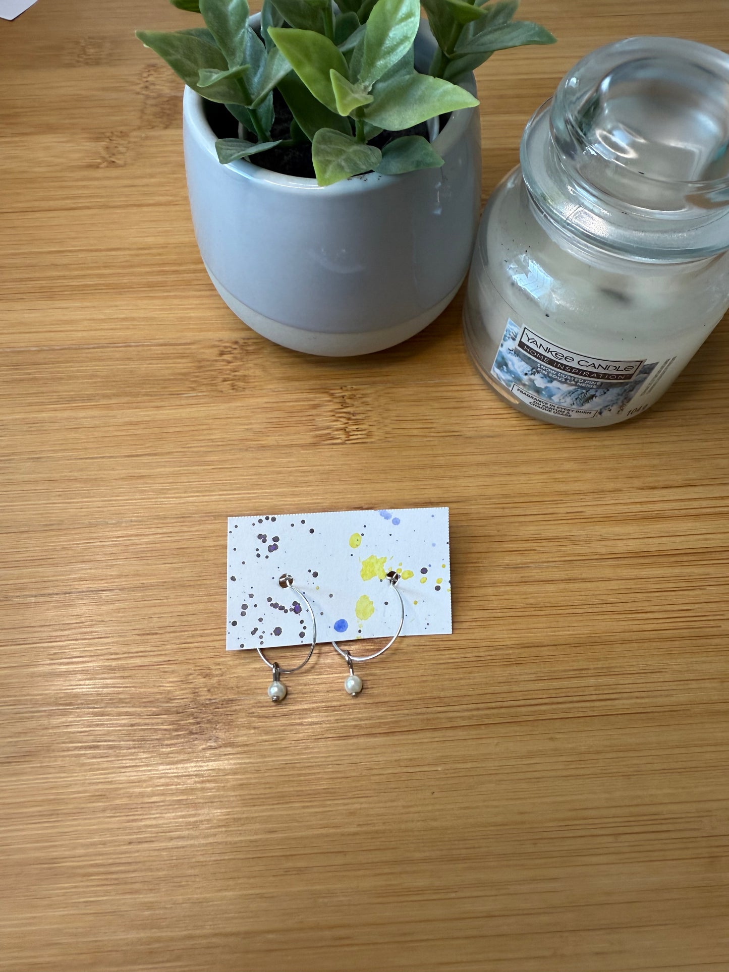 Kruhové naušnice s bílou nebo růžovou perličkou