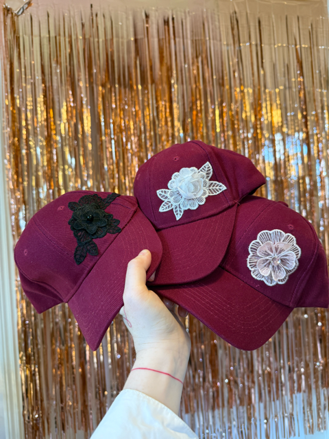 Kšiltovka s krajkovou ozdobou