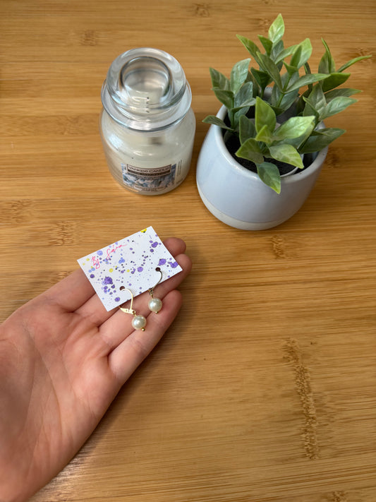 Zlaté náušnice s perličkou