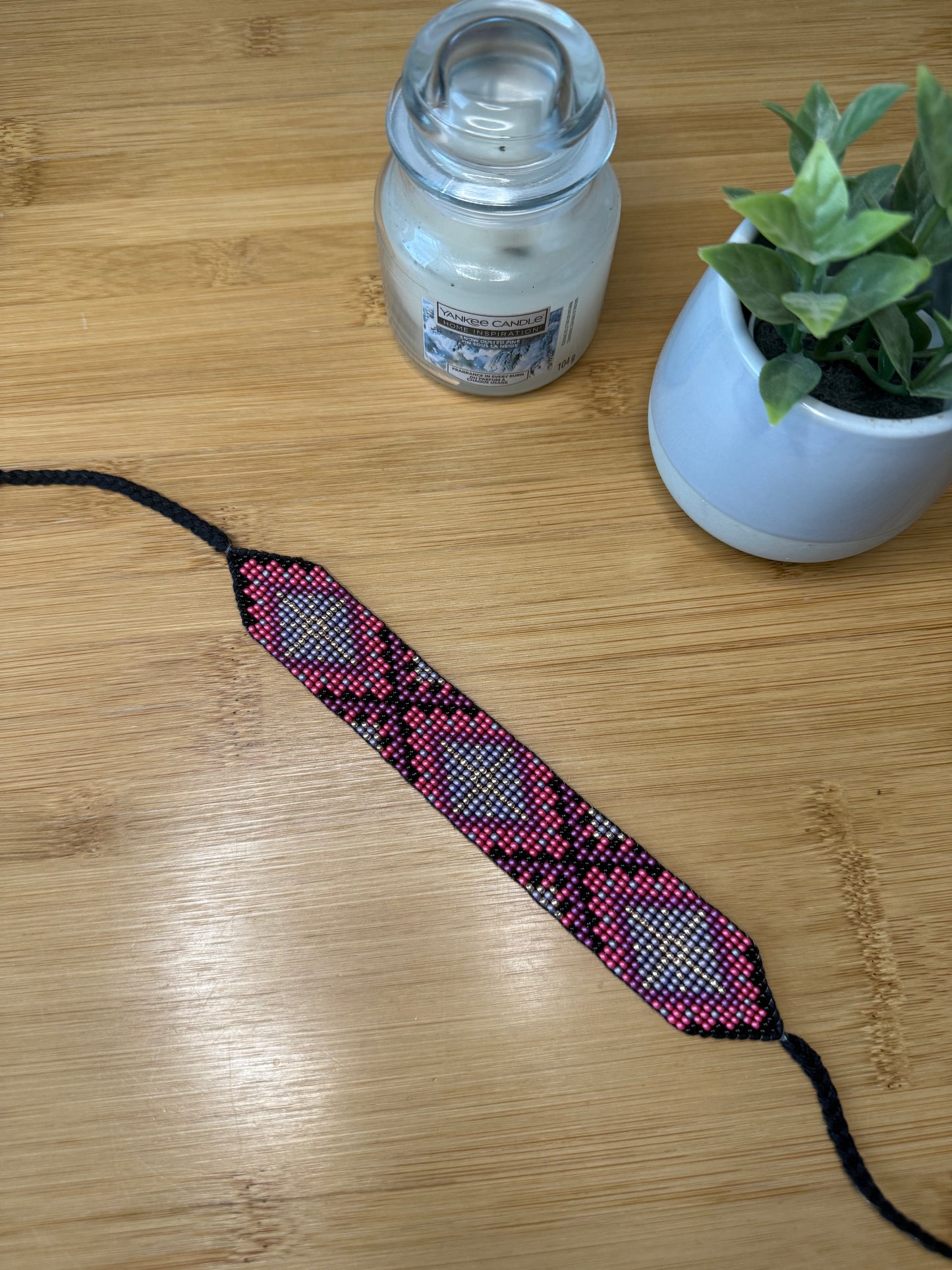 Růžový široký korálkový náramek