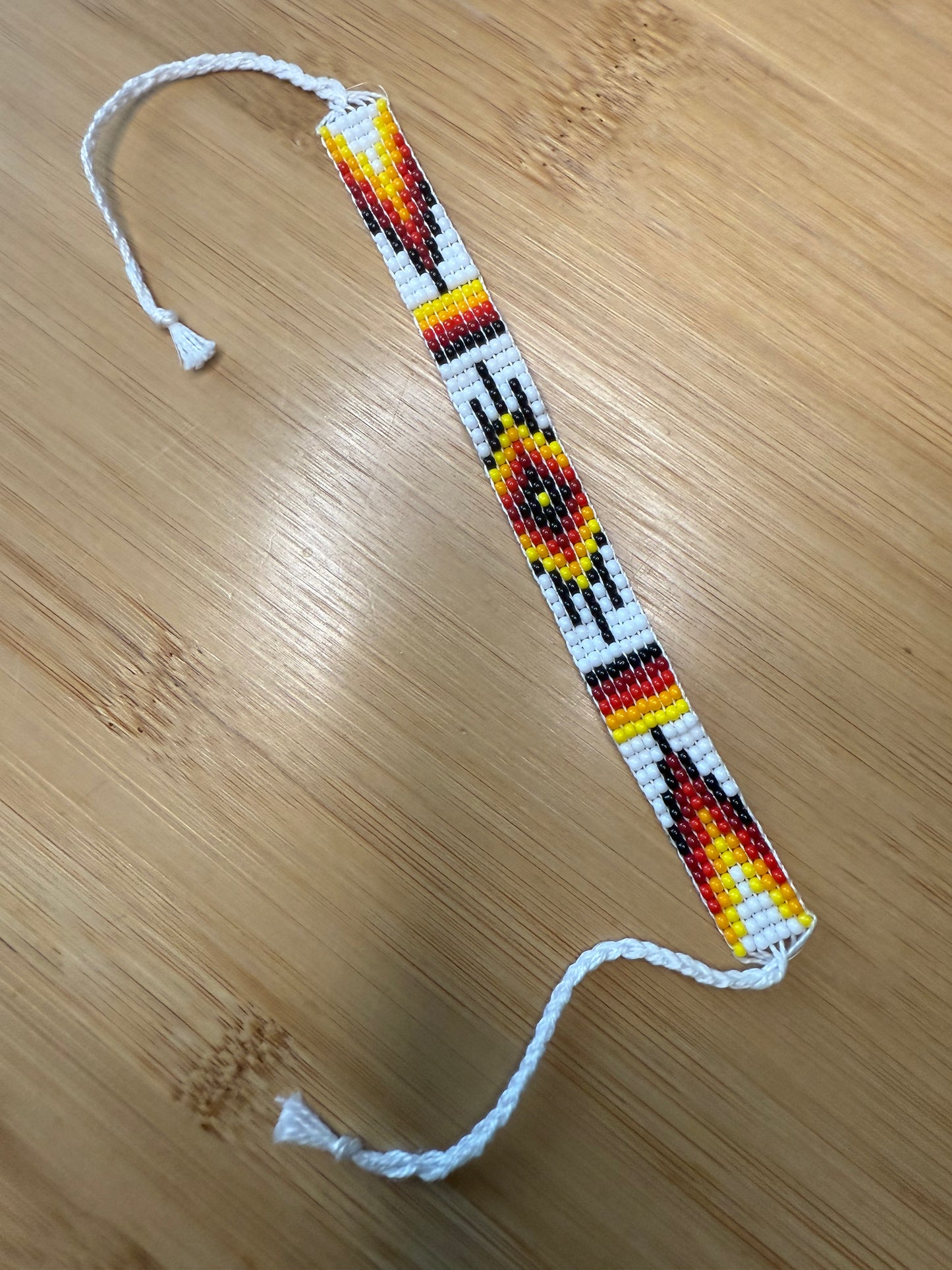 Různé druhy úzkého tkaného náramku