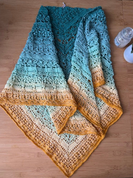 Ručně háčkovaný velký šátek modrožluté ombré