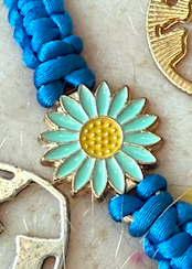 Náramek z uzlíků s přívěškem modrý