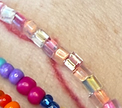 Různé druhy jednoduchých korálkových náramků