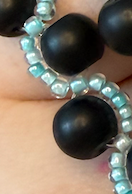 Vlnitý korálkový náramek několik barev