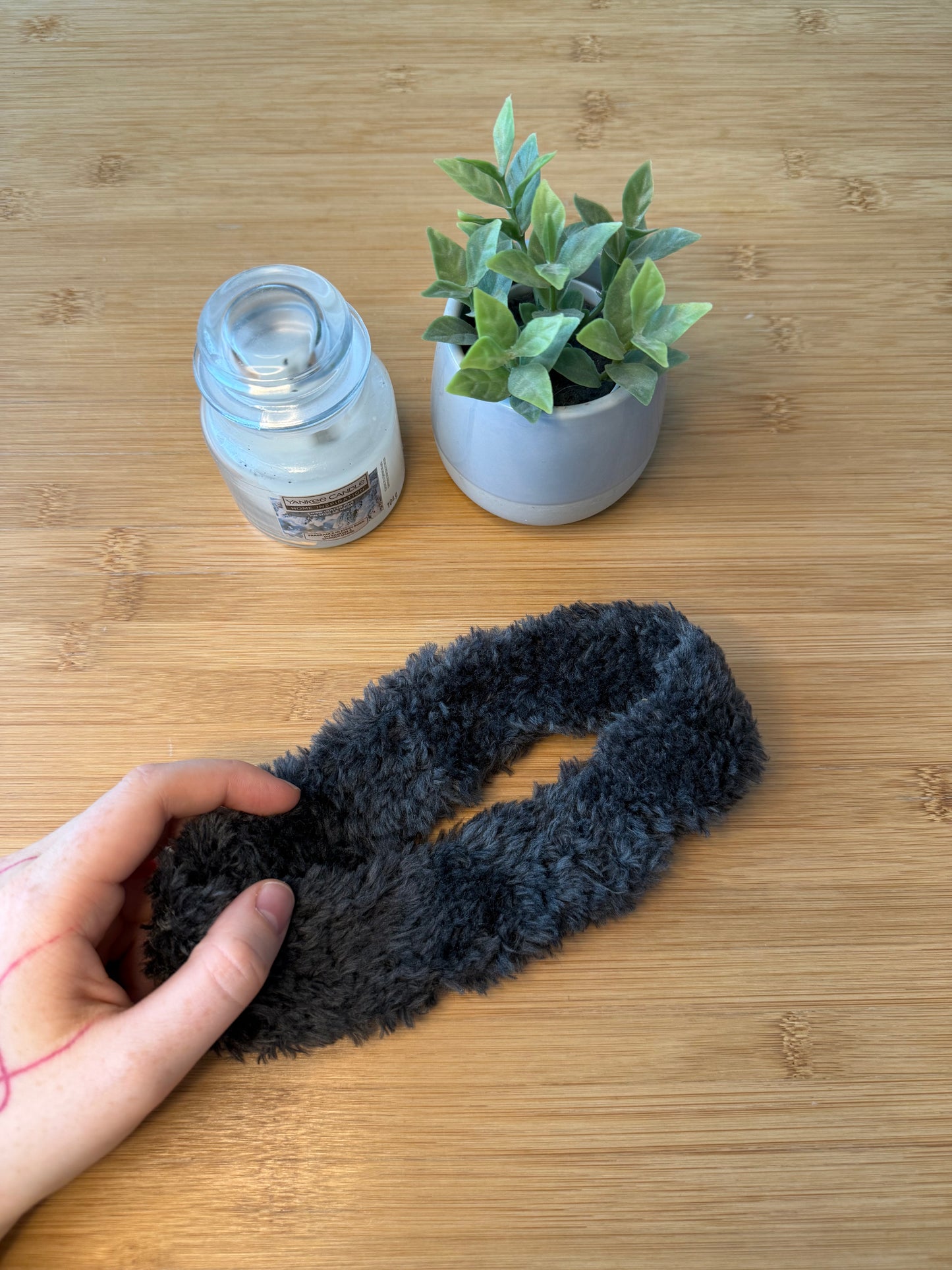 Šedá chlupatá čelenka