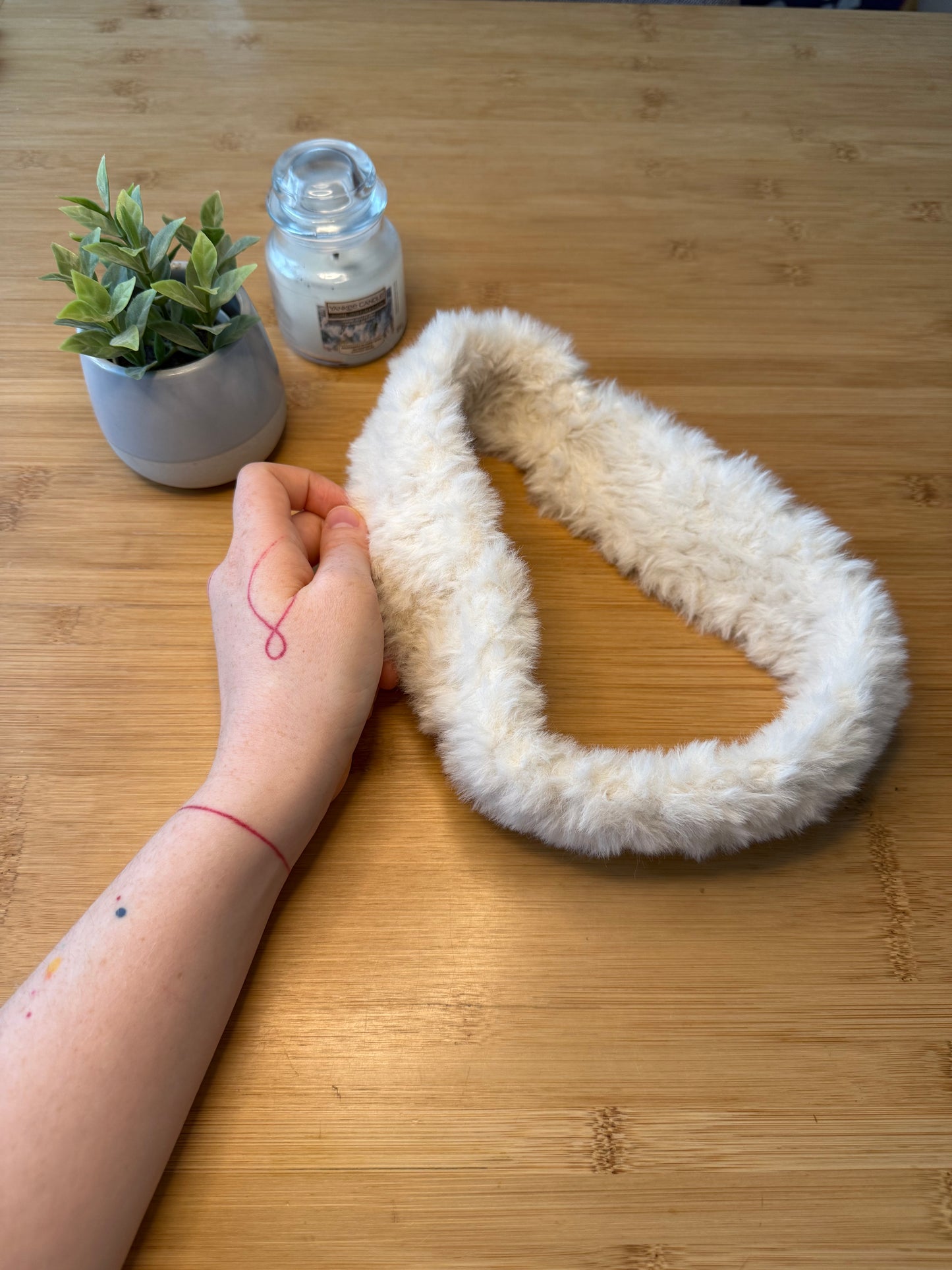 Bílá chlupatá čelenka