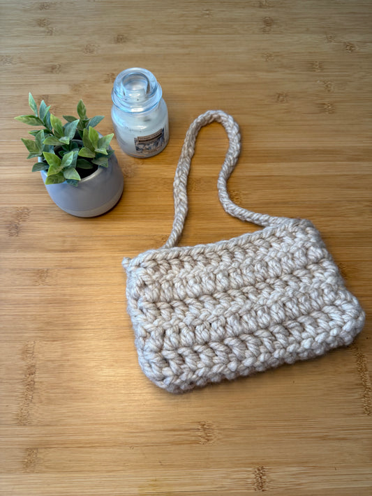 Malá krémová kabelka