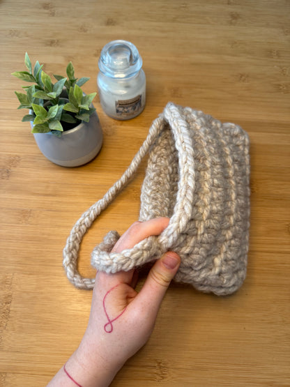 Malá krémová kabelka