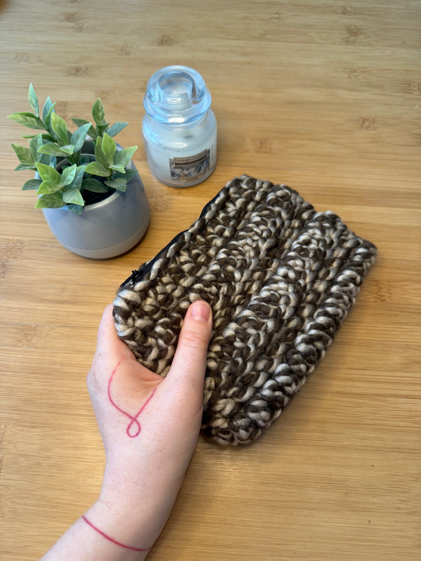 Háčkovaná taštička se zipem