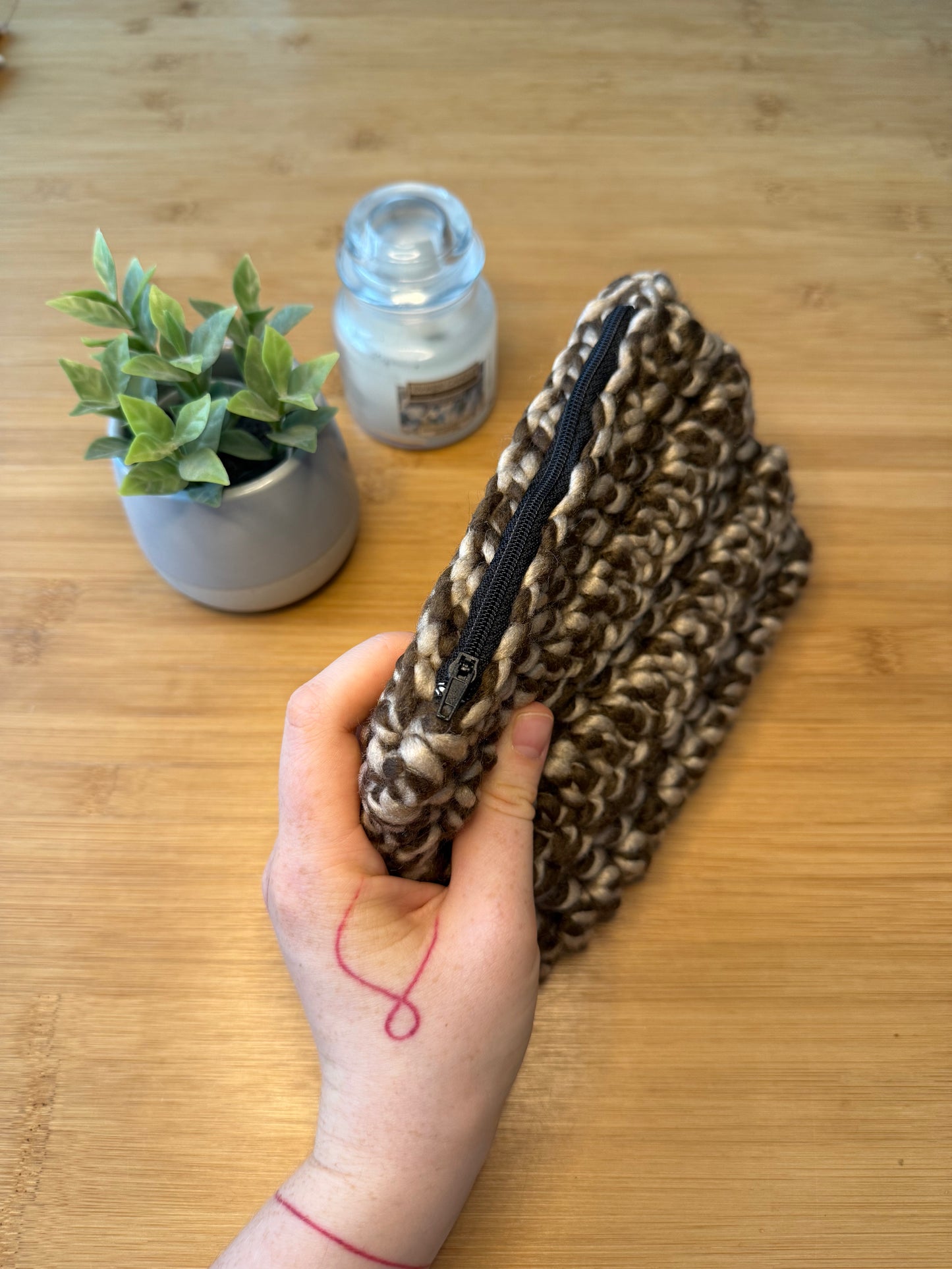 Háčkovaná taštička se zipem