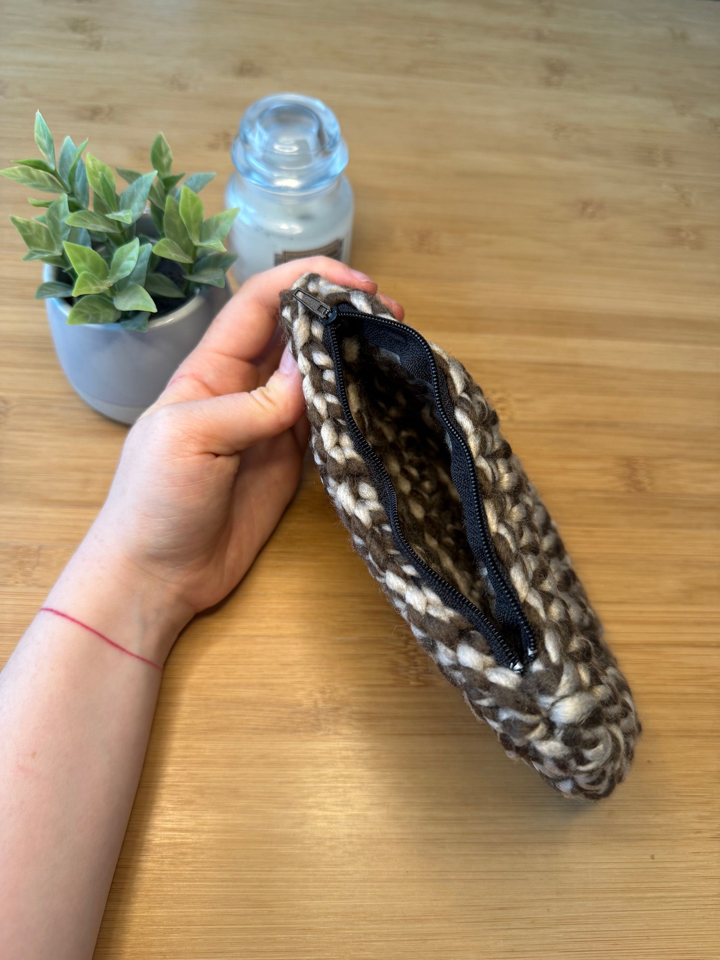 Háčkovaná taštička se zipem