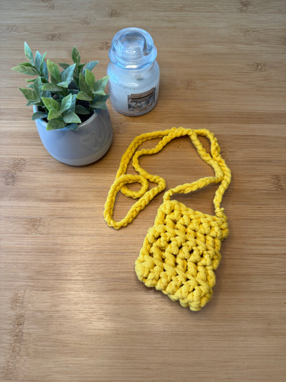 Žlutá taštička na Airpods nebo drobnosti