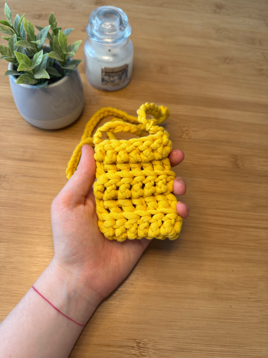 Žlutá taštička na Airpods nebo drobnosti