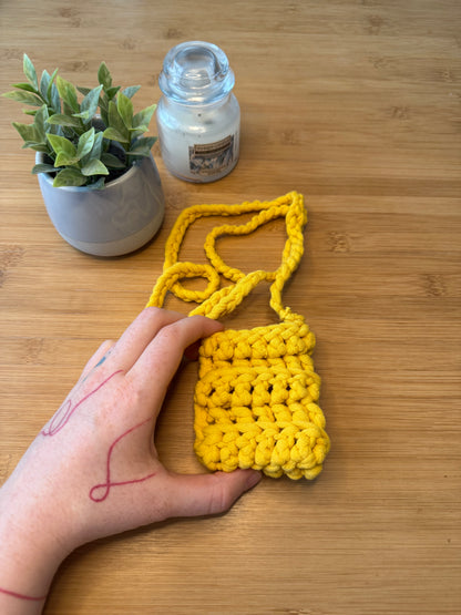 Žlutá taštička na Airpods nebo drobnosti