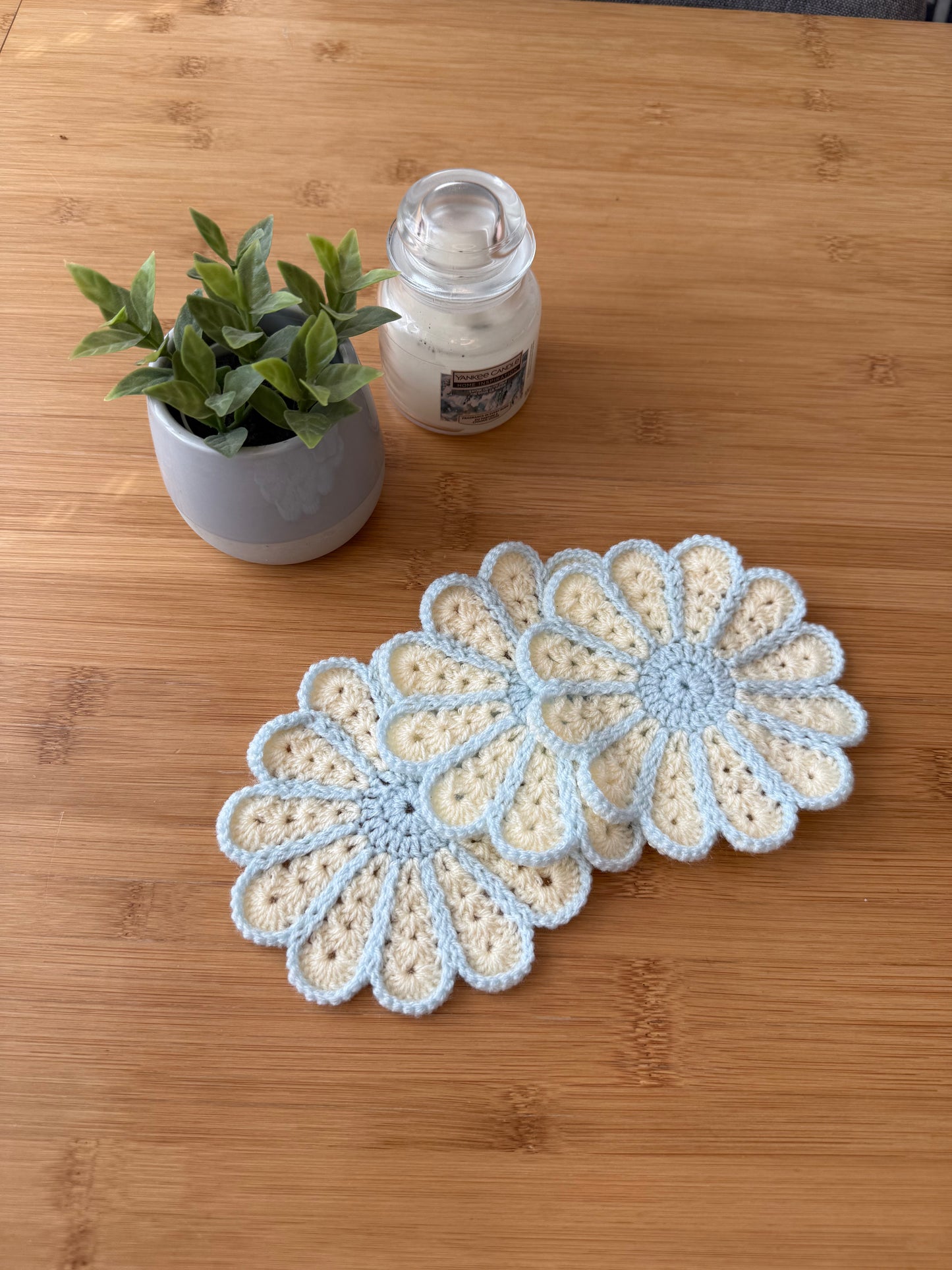 Háčkované podšálky různé barvy