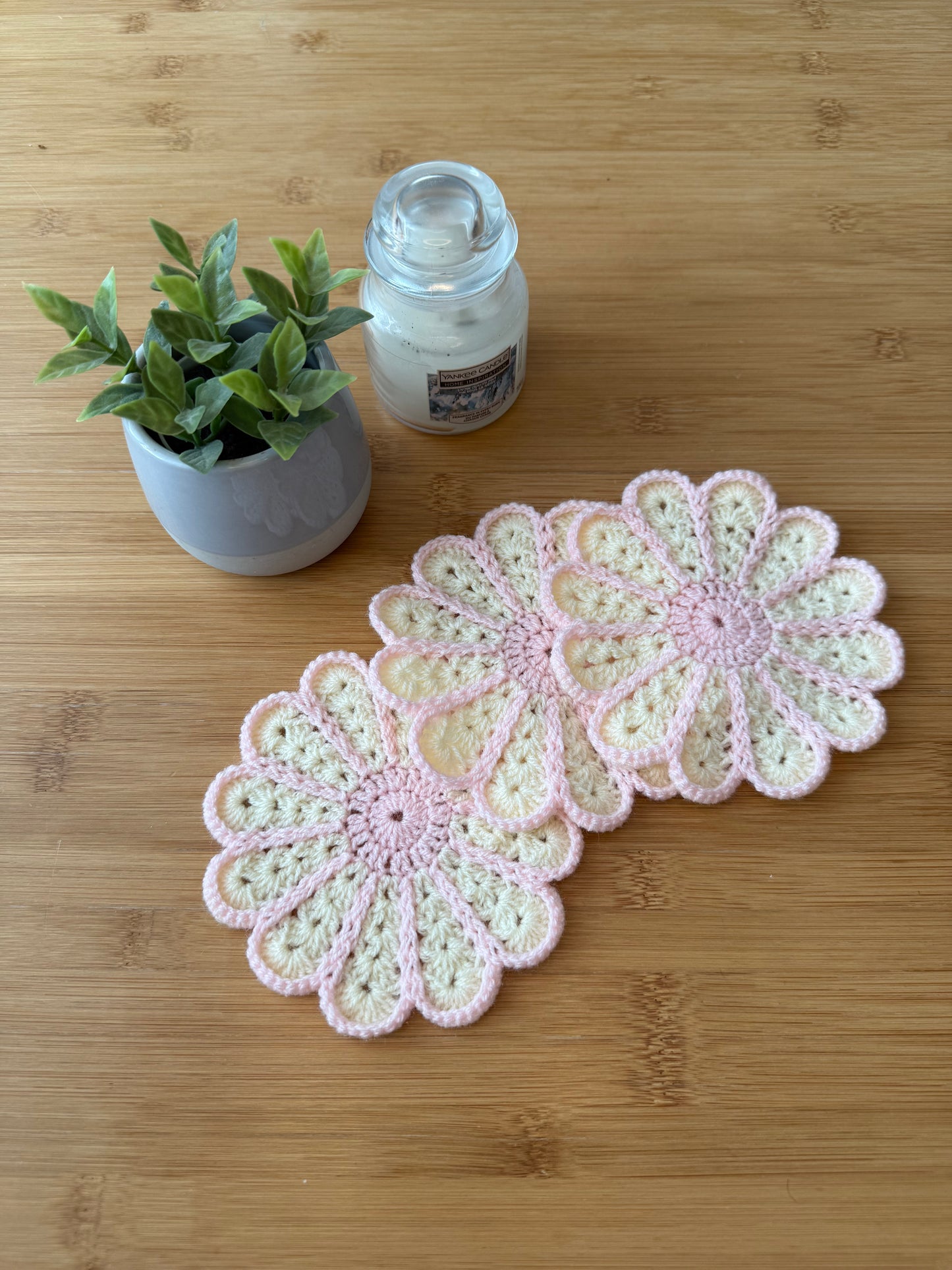 Háčkované podšálky různé barvy