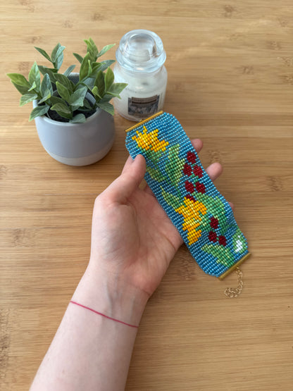 Náramek slunečnice na modrém pozadí