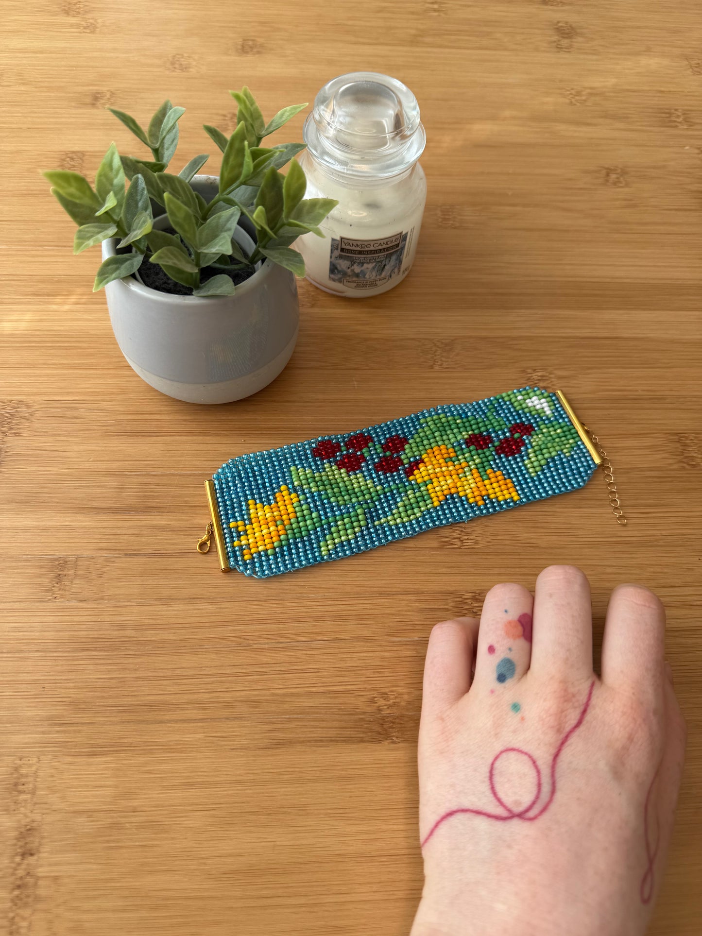 Náramek slunečnice na modrém pozadí