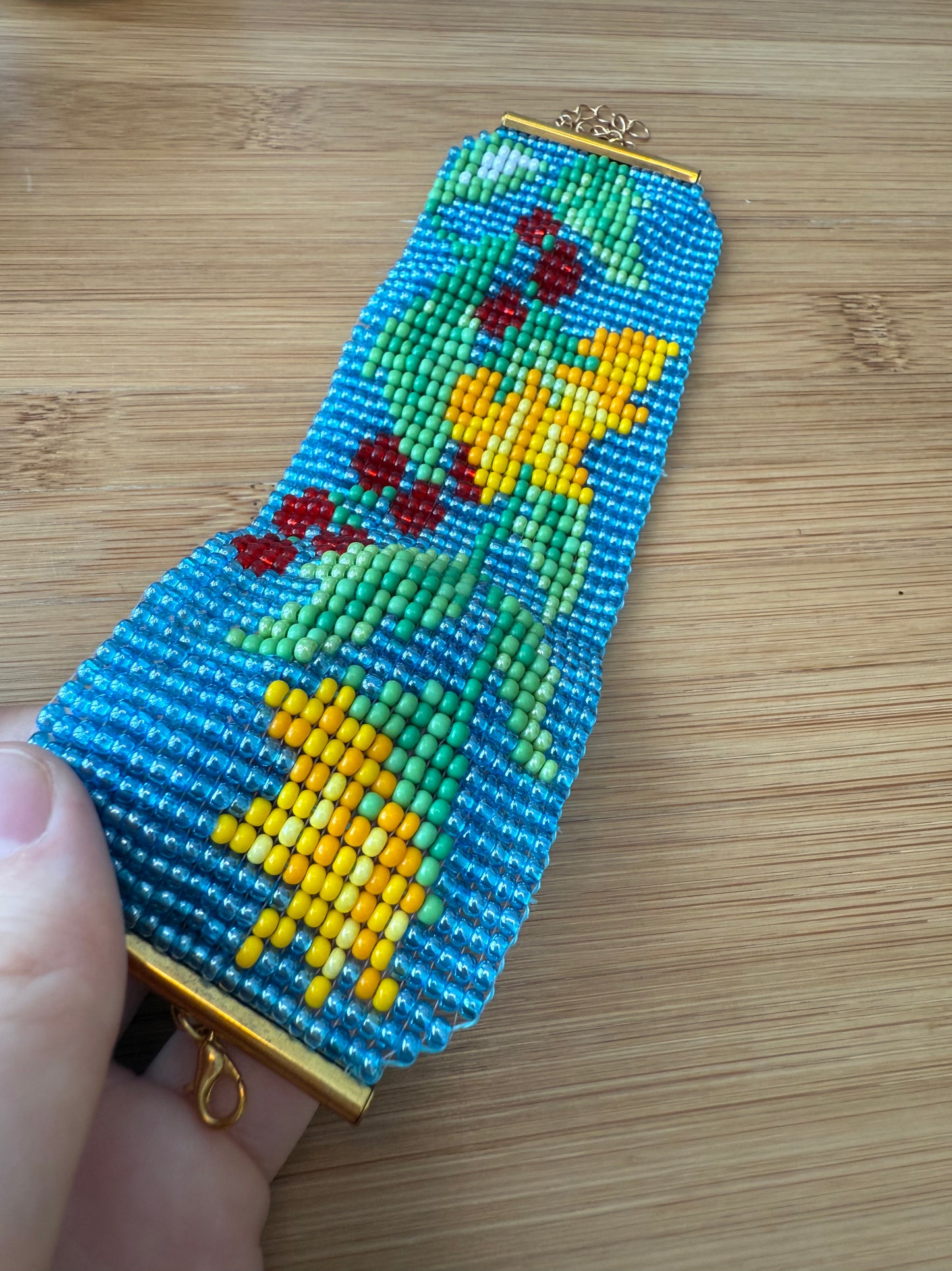 Náramek slunečnice na modrém pozadí