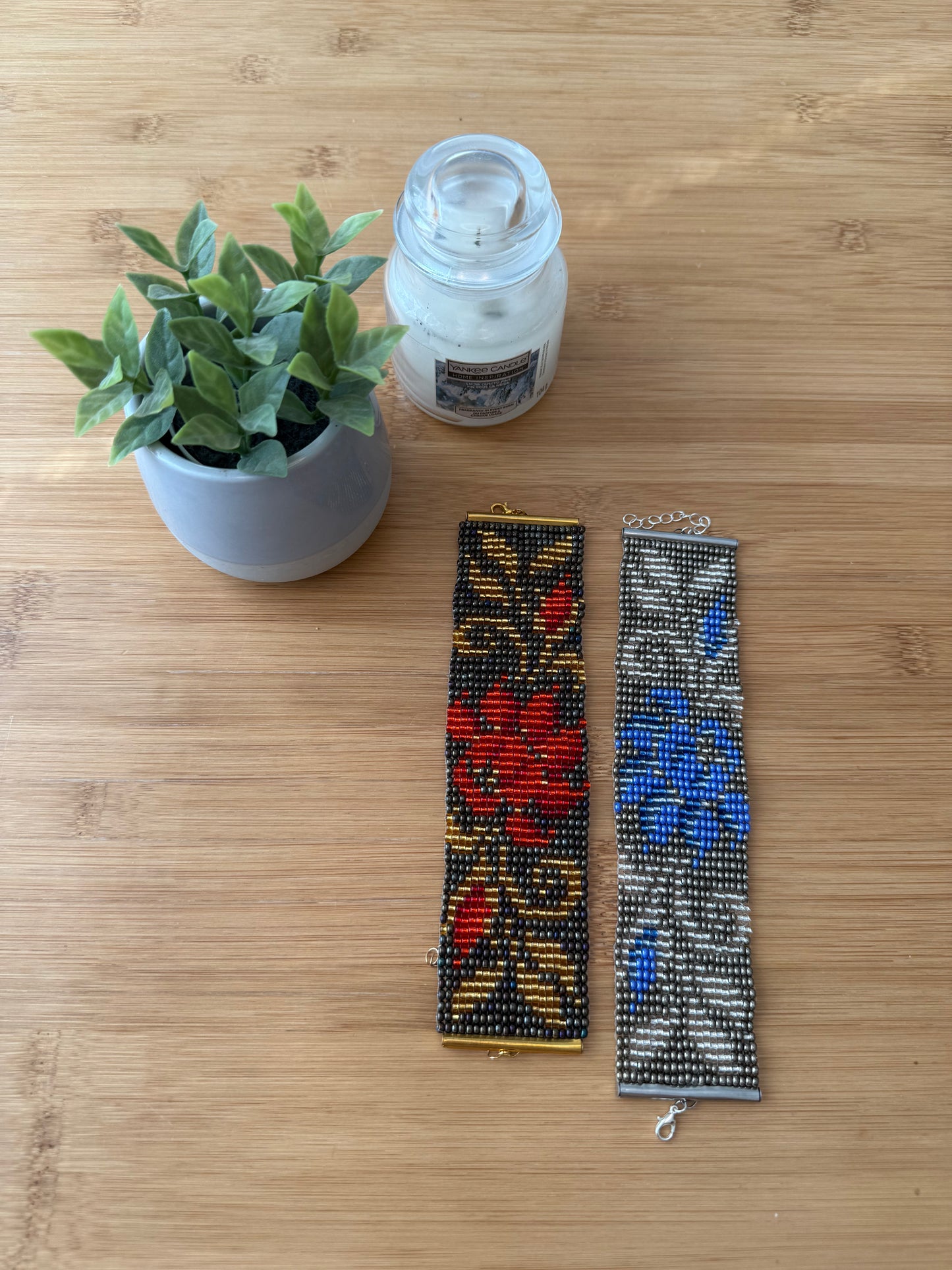 Tkaný náramek z korálků květina modrá a červená