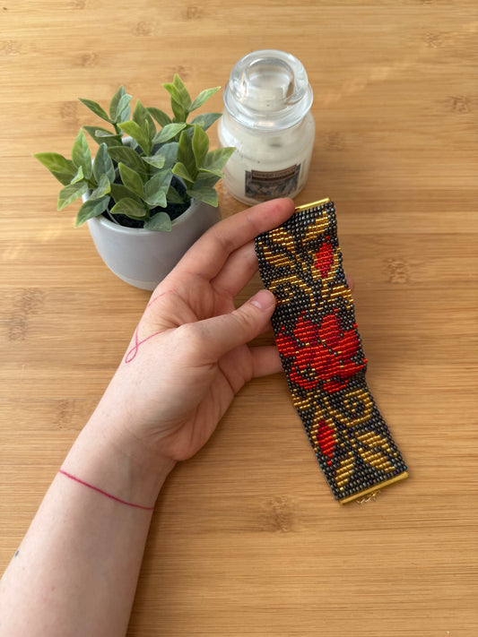 Tkaný náramek z korálků květina modrá a červená