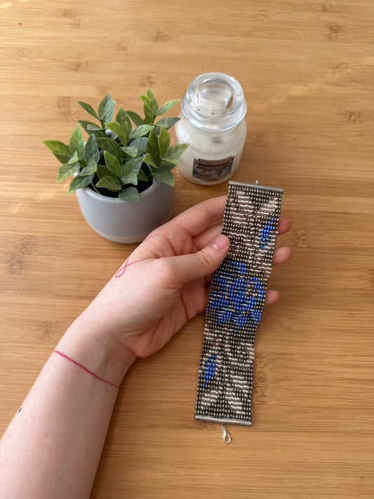 Tkaný náramek z korálků květina modrá a červená