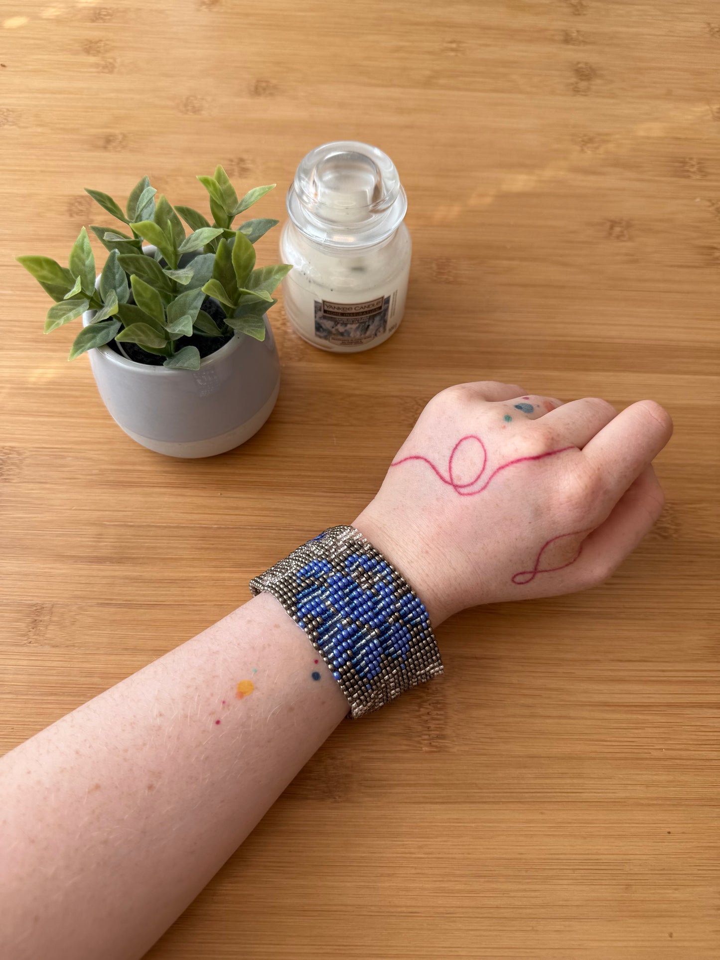 Tkaný náramek z korálků květina modrá a červená