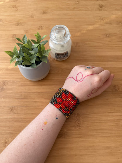 Tkaný náramek z korálků květina modrá a červená