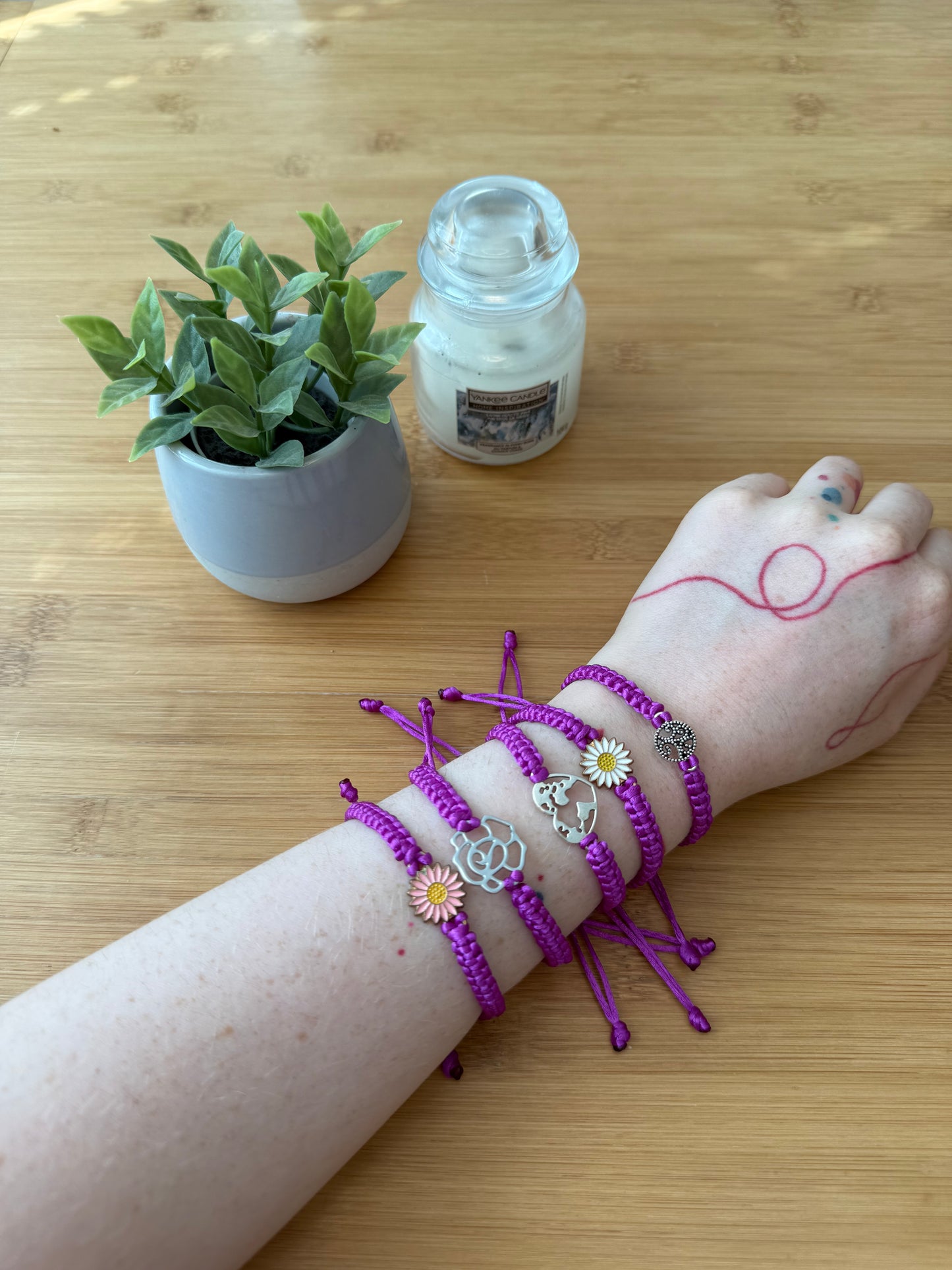 Náramek z uzlíků s přívěskem fialová