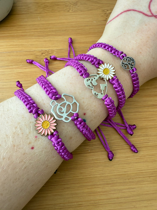 Náramek z uzlíků s přívěskem fialová