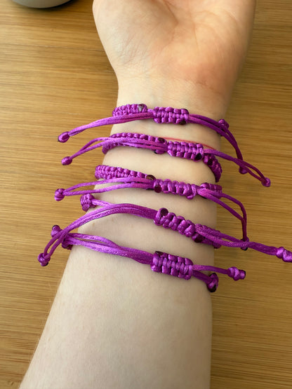 Náramek z uzlíků s přívěskem fialová