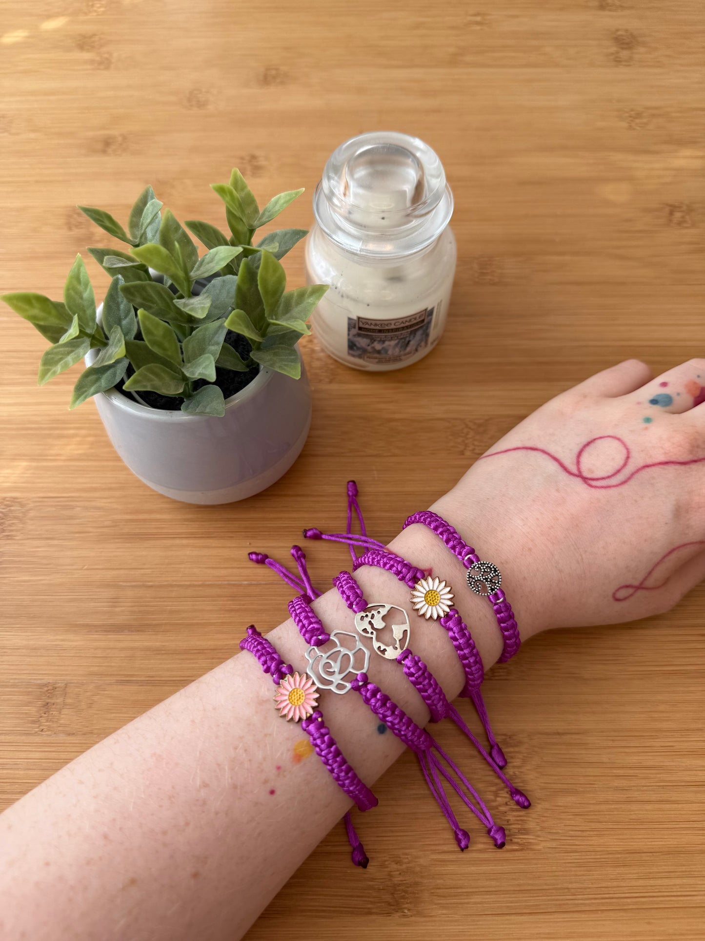 Náramek z uzlíků s přívěskem fialová