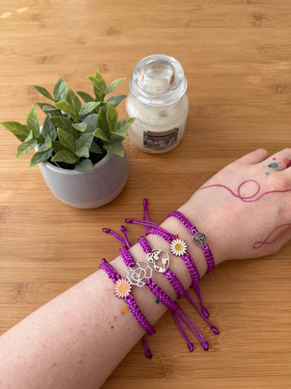 Náramek z uzlíků s přívěskem fialová