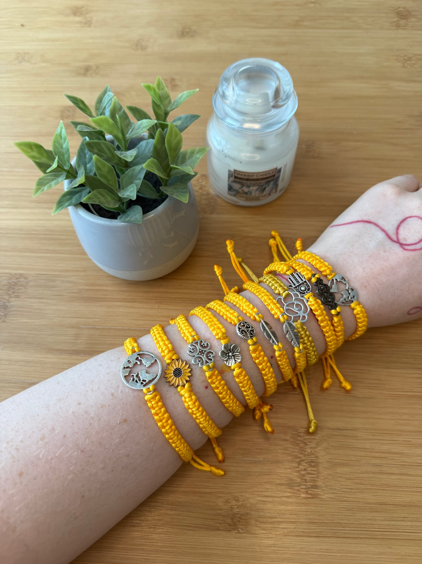 Náramek z uzlíků s přívěskem žlutá