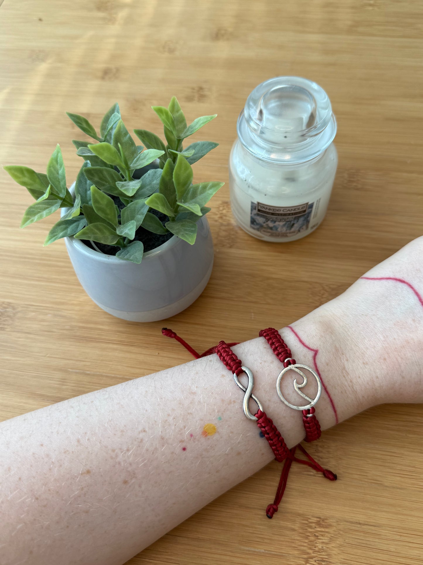 Náramek z uzlíků s přívěskem rudá