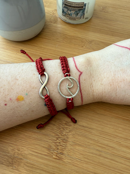 Náramek z uzlíků s přívěskem rudá
