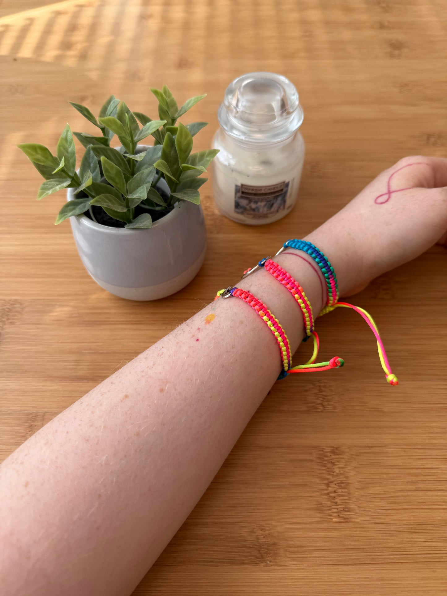 Náramek z uzlíků s přívěskem barevný